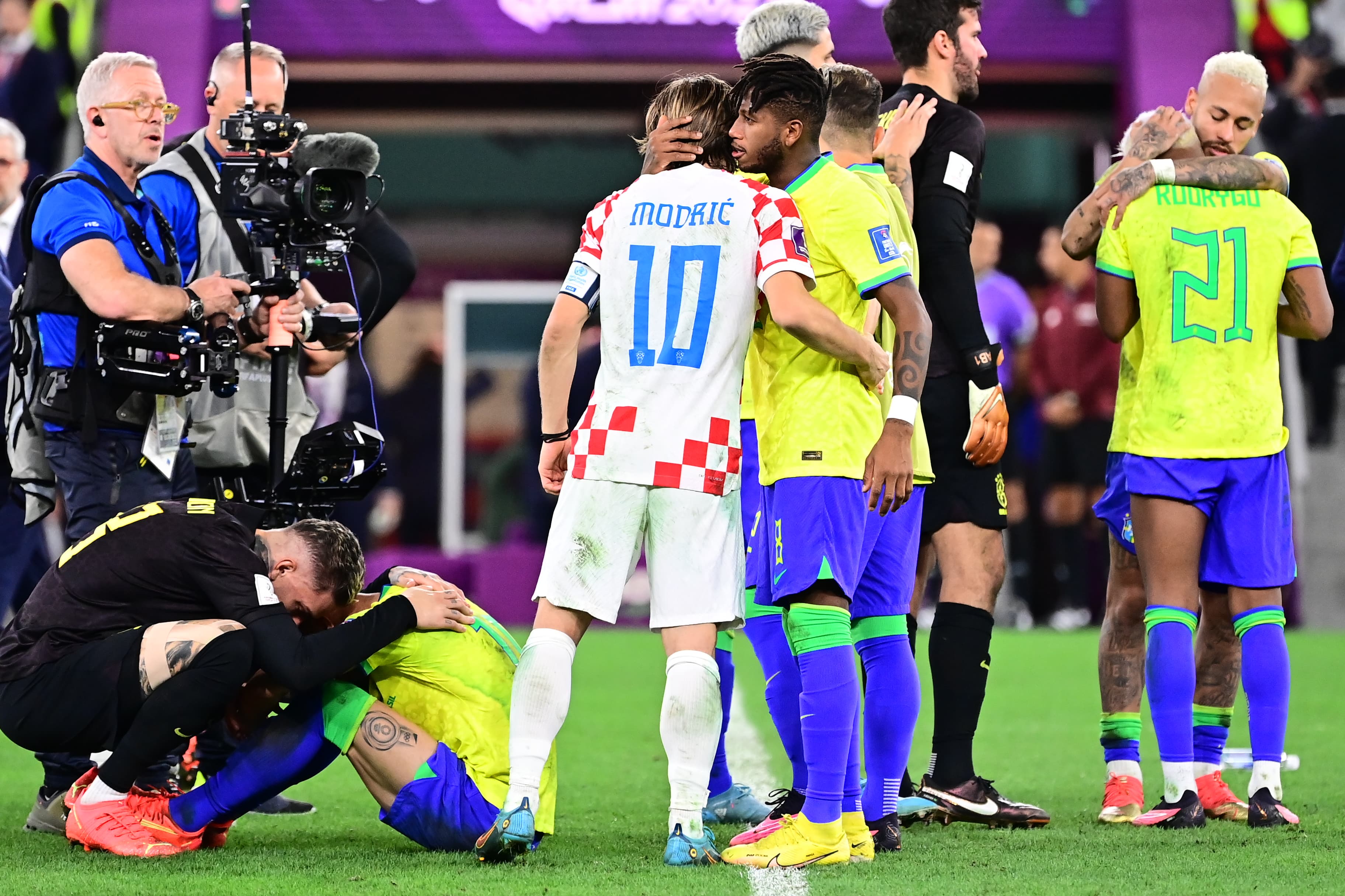 Modric conversa com Fred após o apito final do jogo
