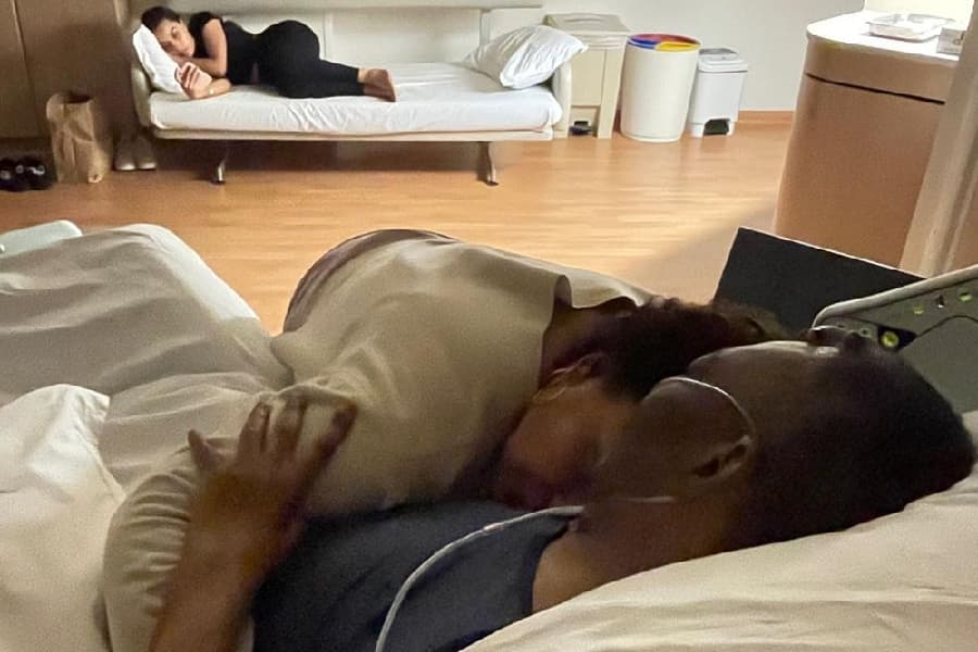 Kely Nascimento publicou foto deitada sobre Pelé no hospital -
