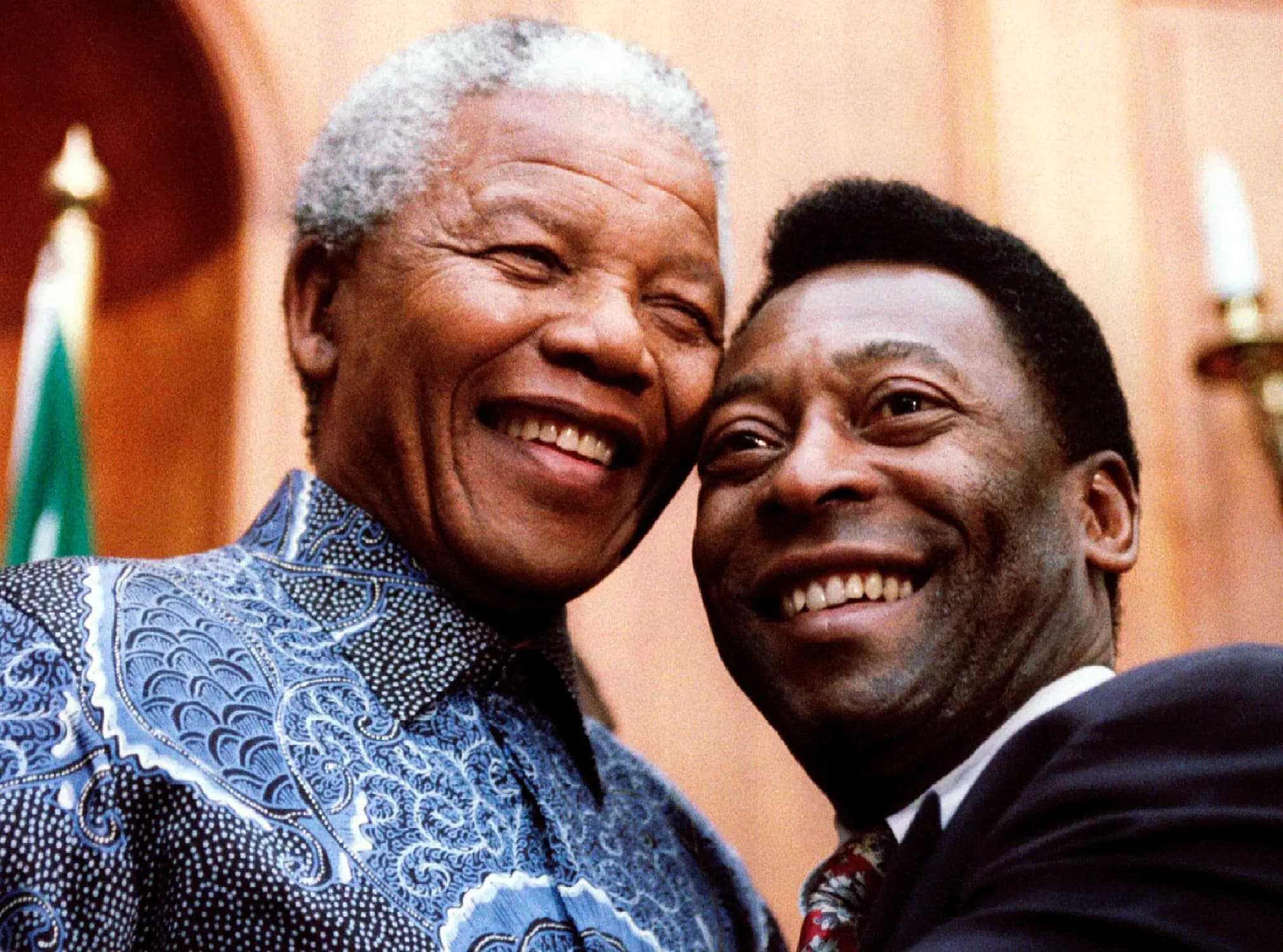 O presidente Sul-Africano, Nelson Mandela e o então Ministro do Esporte brasileiro, o ex-jogador de futebol Pelé, em Pretória, África do Sul - 1995