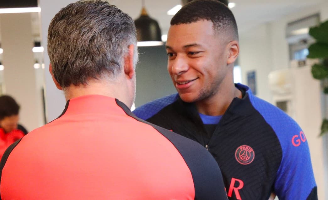 Kylian Mbappé abraça o técnico Galtier no retorno ao PSG