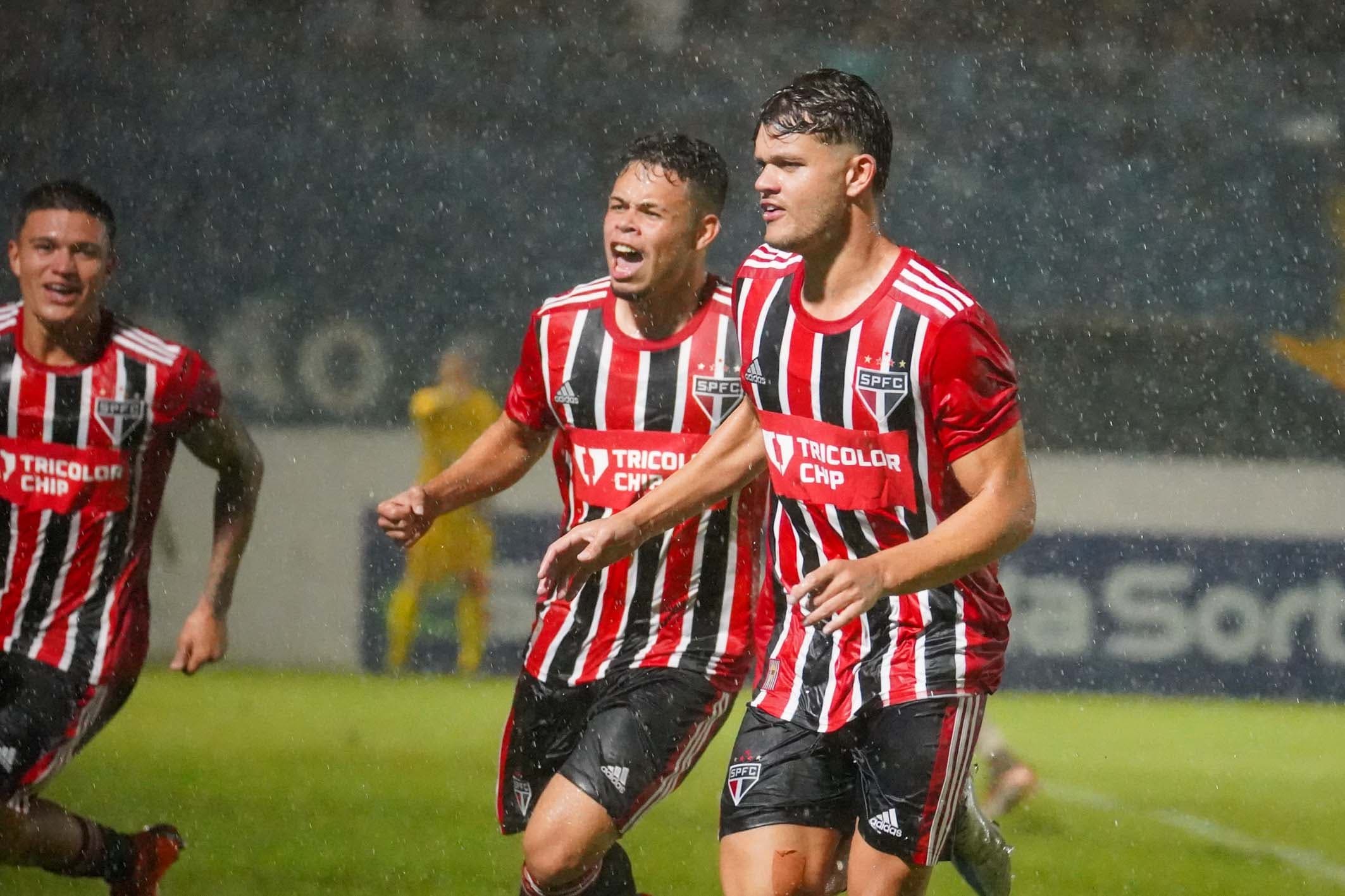 João Gabriel comemora gol do São Paulo diante do Marília