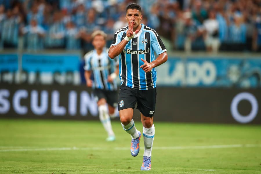 Suárez marcou três gols em 60 minutos em sua estreia pelo Grêmio -