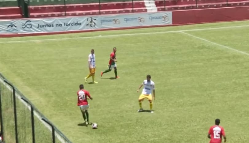 Erik, da Portuguesa Santista, irritou adversários ao fazer o "Drible Michael Jackson" -