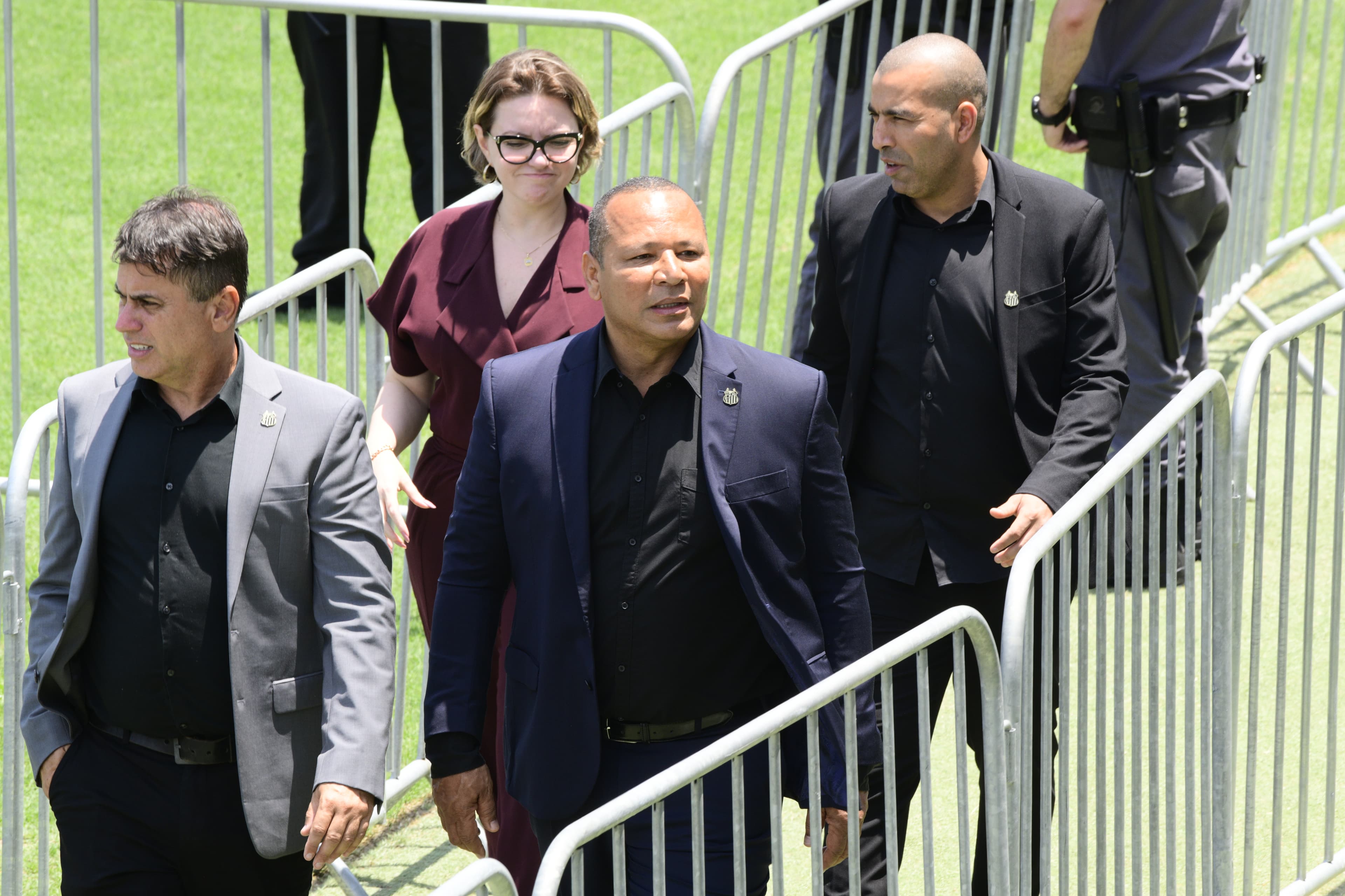 Neymar pai na chegada à Vila Belmiro para o velório de Pelé