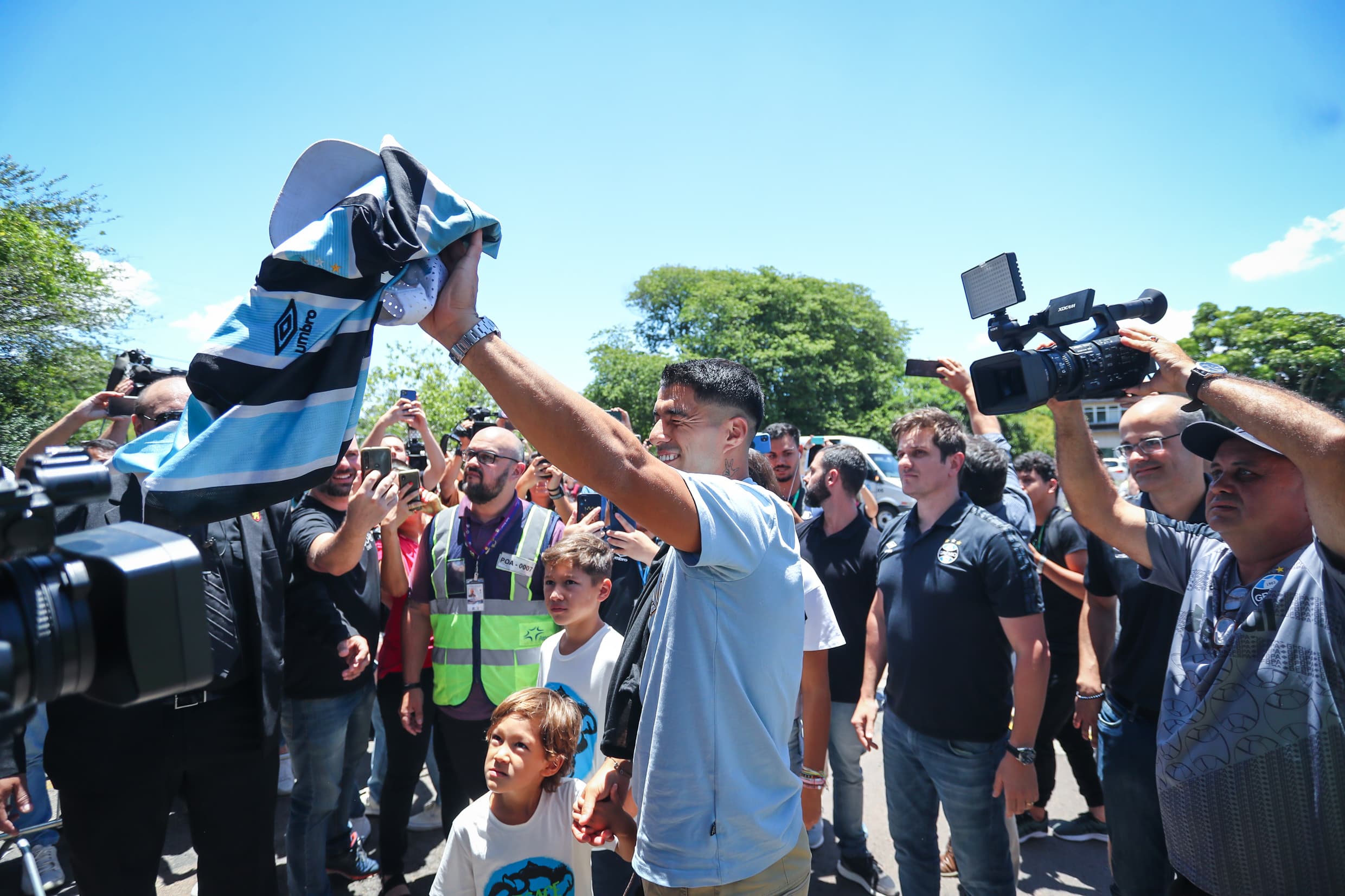 Suárez na chegada à Porto Alegre foi recebido pela torcida gremista com festa