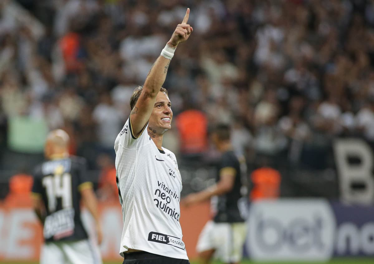 Róger Guedes marcou dois gols diante do Água Santa -