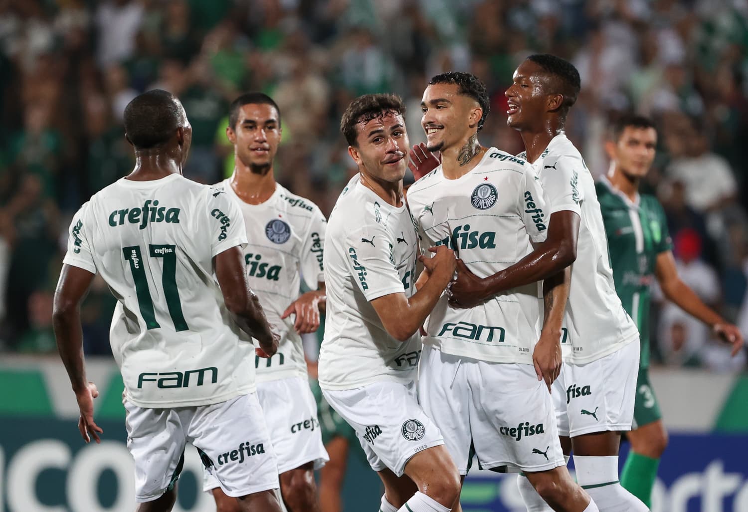 Jogadores do Palmeiras comemoram um dos gols da goleada sobre o Floresta -