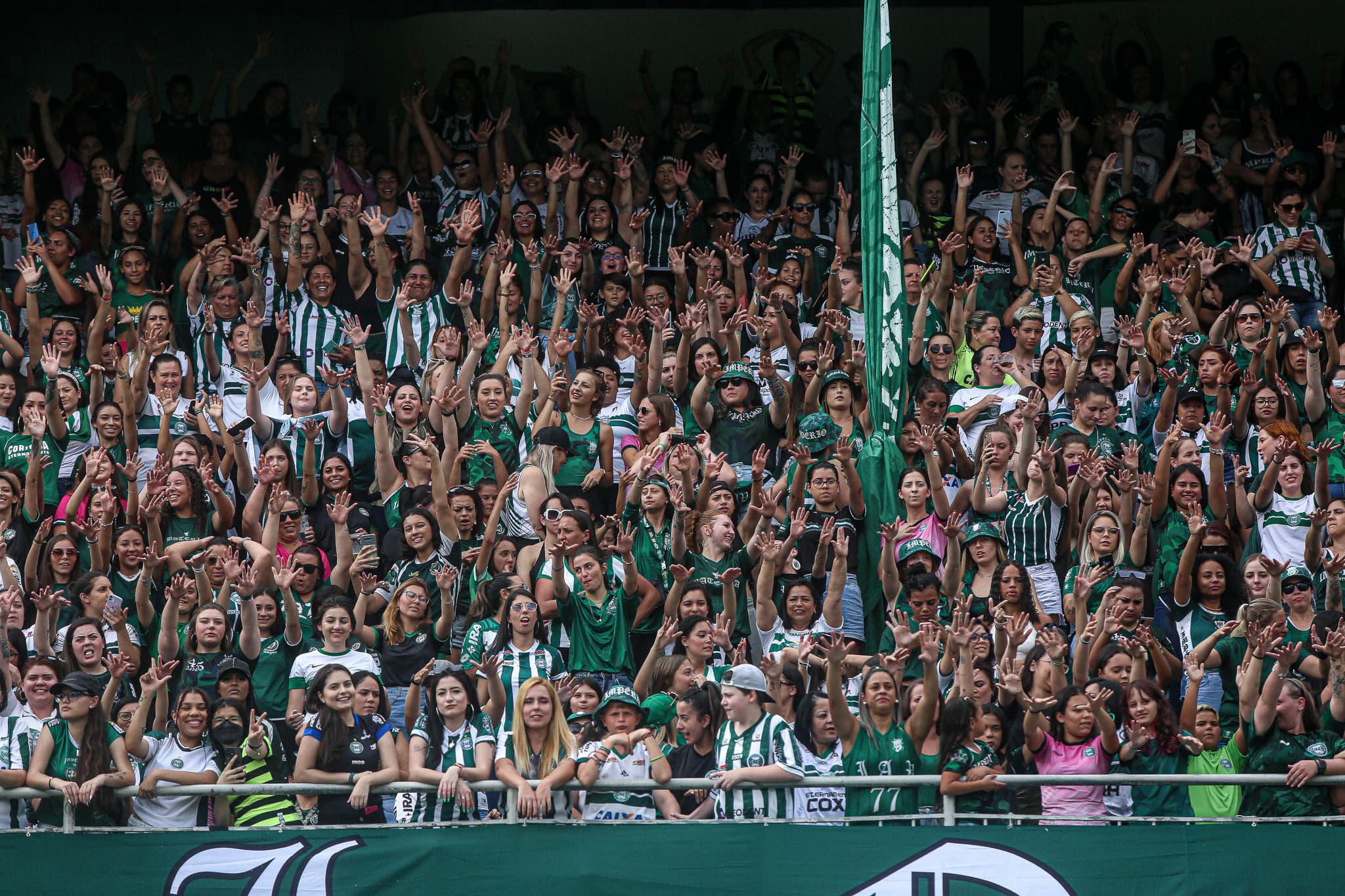 Arquibancada feminina: quase 9mil mulheres e crianças fizeram festa na estreia do Coritiba no Estadual 2023