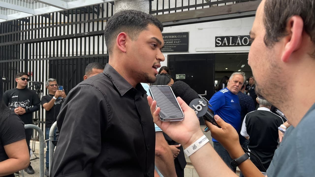 Gabriel Arantes, neto de Pelé, durante o velório do avô na Vila Belmiro -