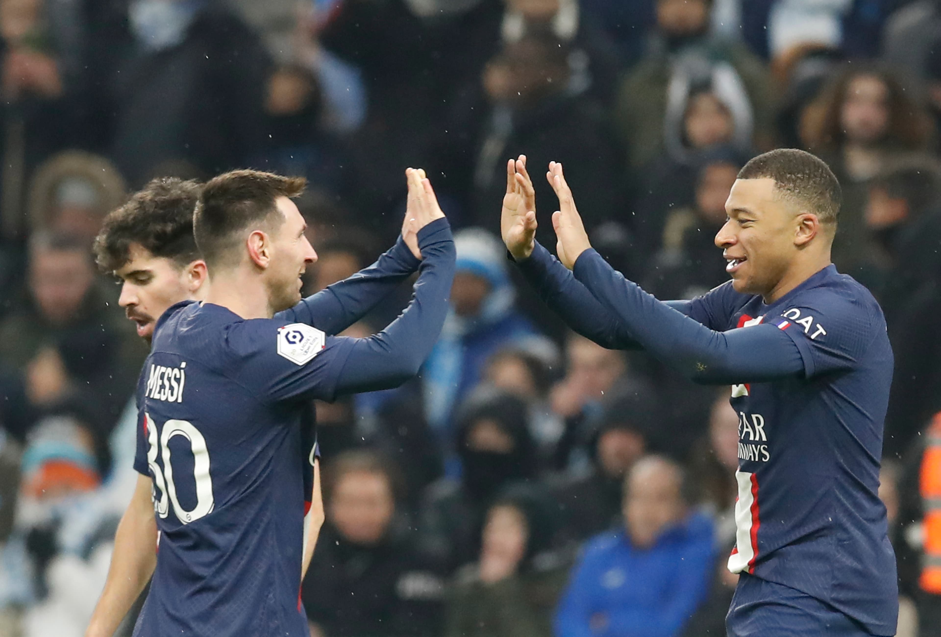 Messi e Mbappé conduzem PSG -