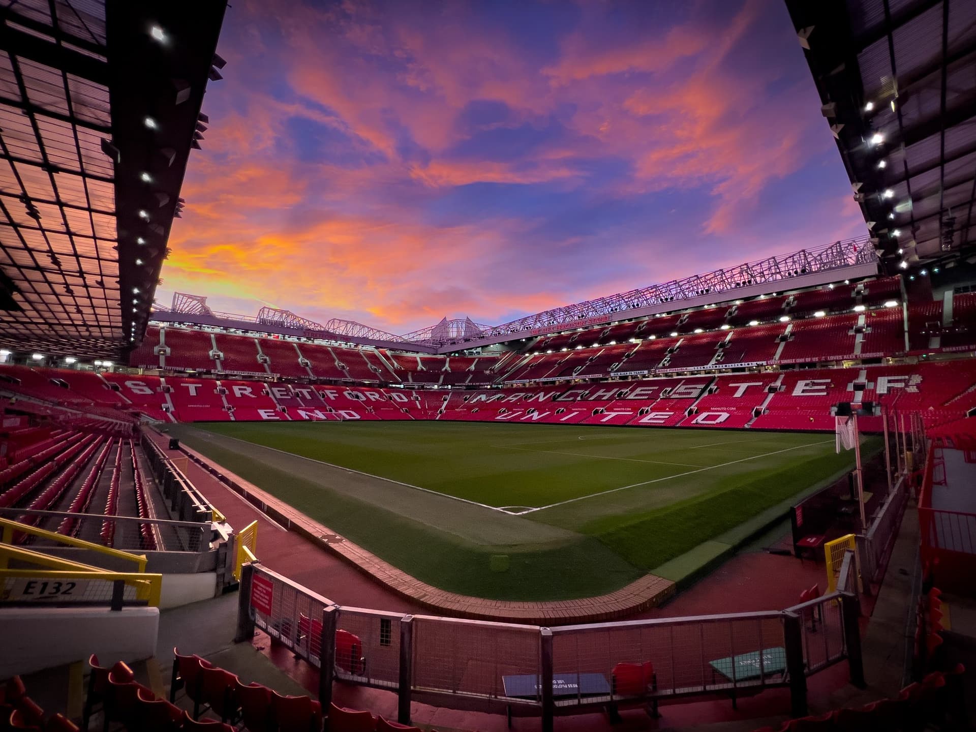 Com reforço milionário, Manchester United divulga lista de saídas