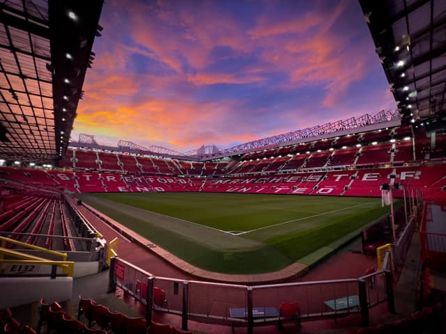 Com reforço milionário, Manchester United divulga lista de saídas