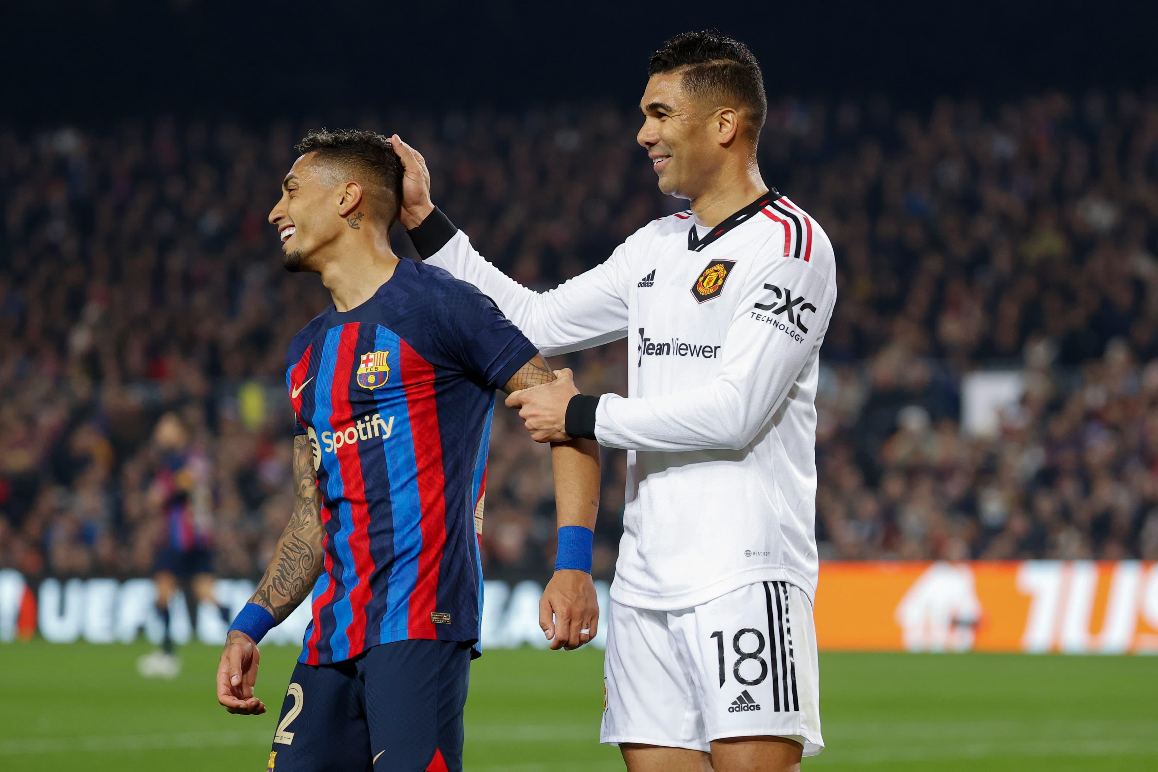 Raphinha, do Barcelona, e Casemiro, do Manchester United, em jogo da Liga Europa -