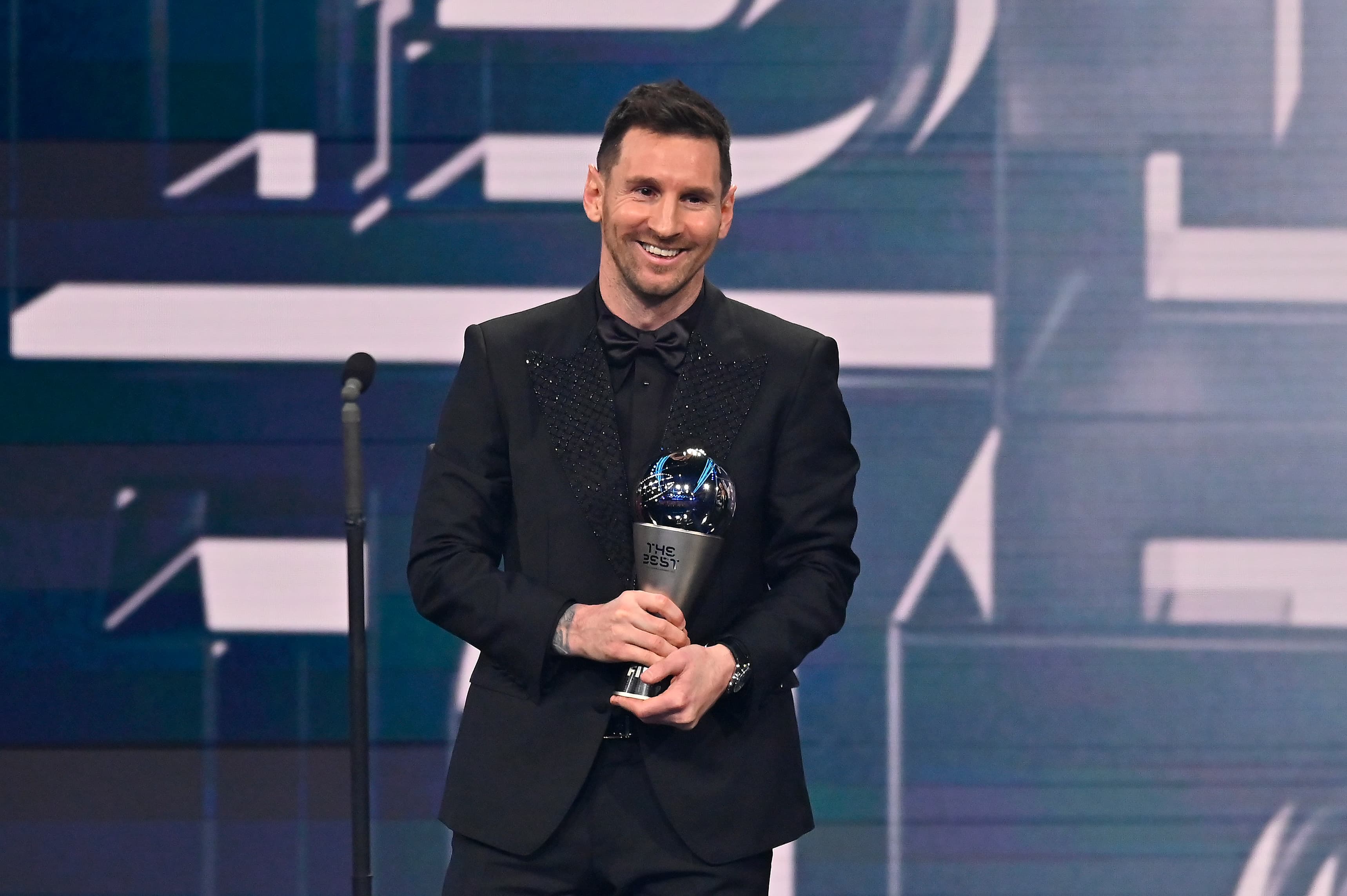 Lionel Messi com o prêmio Fifa The Best de 2022 em mãos