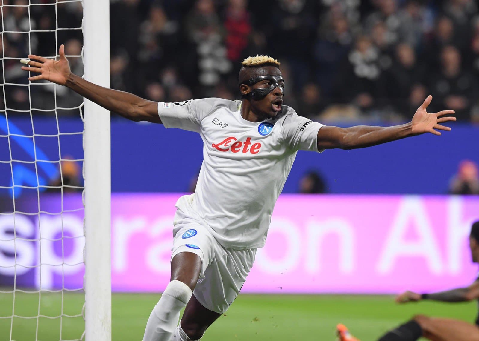 Victor Osimhen comemora gol do Napoli nas oitavas da Champions -