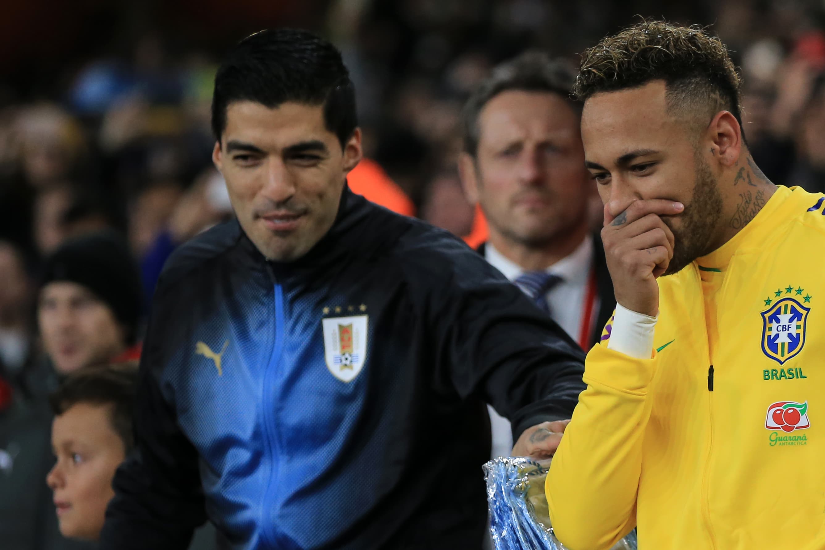 LONDON, ENGLAND - NOVEMBER 16: Neymar of Brazil and Luis Suarez of Uruguay during the International Friendly between Brazil and Uruguay at Emirates Stadium on November 16, 2018 in London, England. (Photo by Marc Atkins/Getty Images)