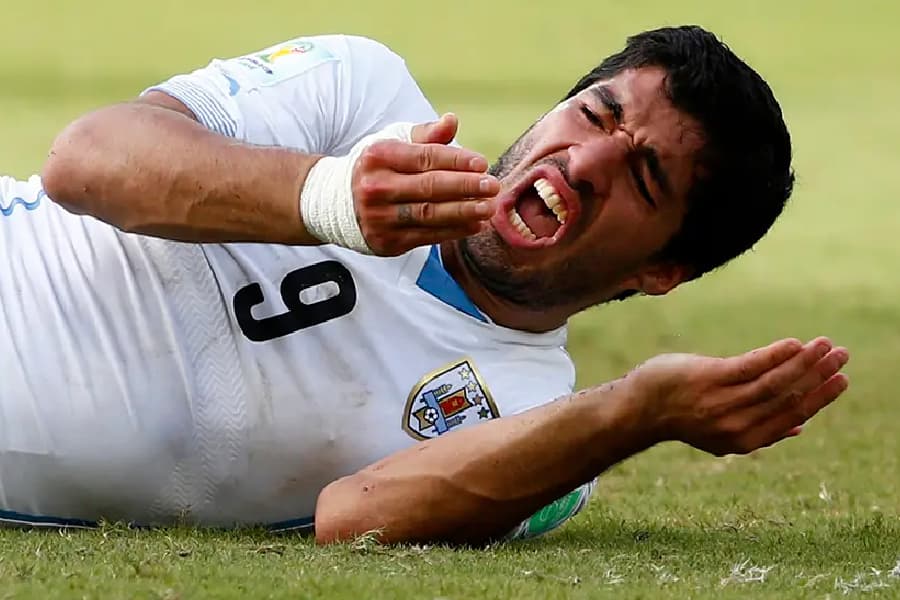 Suárez após o fatídico lance com o zagueiro Chiellini