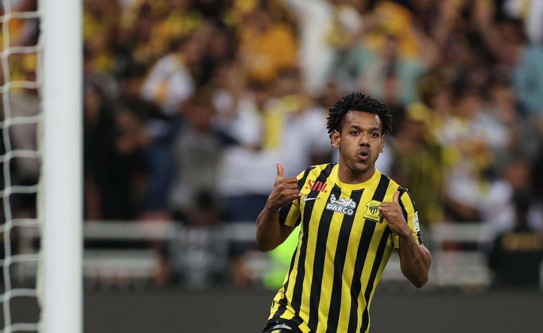 Romarinho, do Al-Ittihad, comemora gol contra o Al Nassr