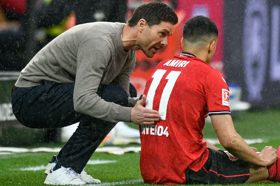 Xabi Alonso orienta Nadiem Amiri durante jogo do Leverkusen