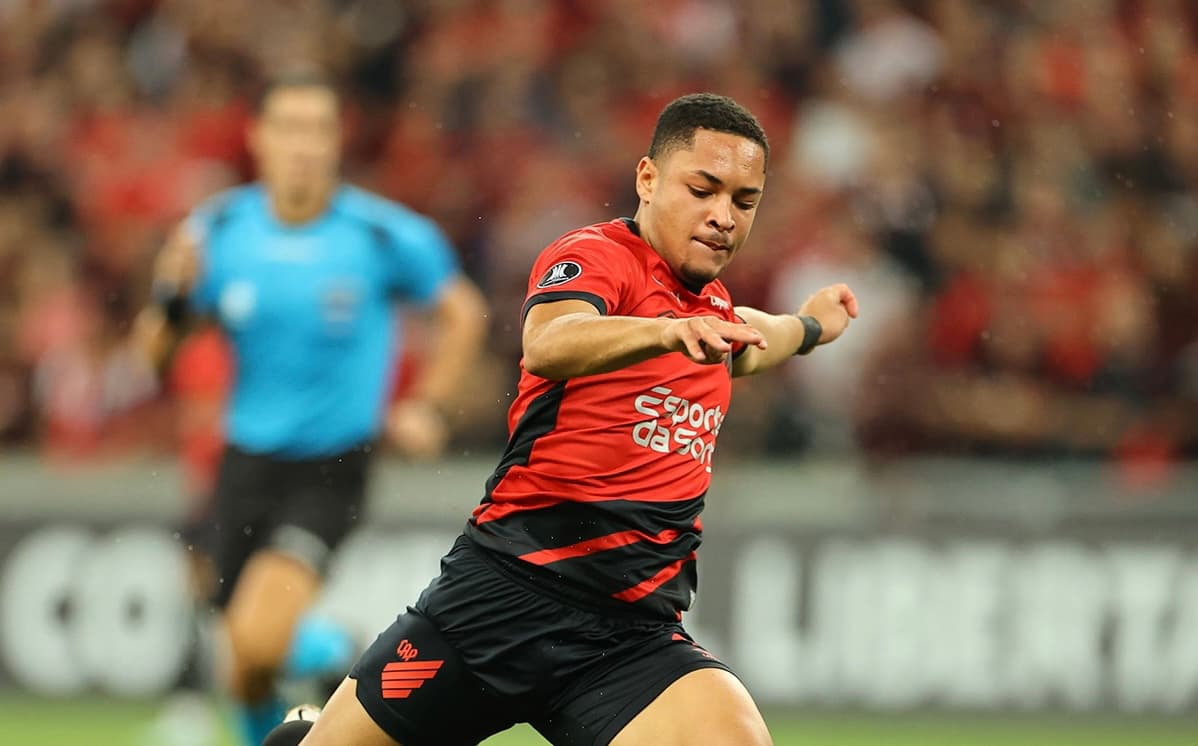 Vitor Roque brilha no Furacão