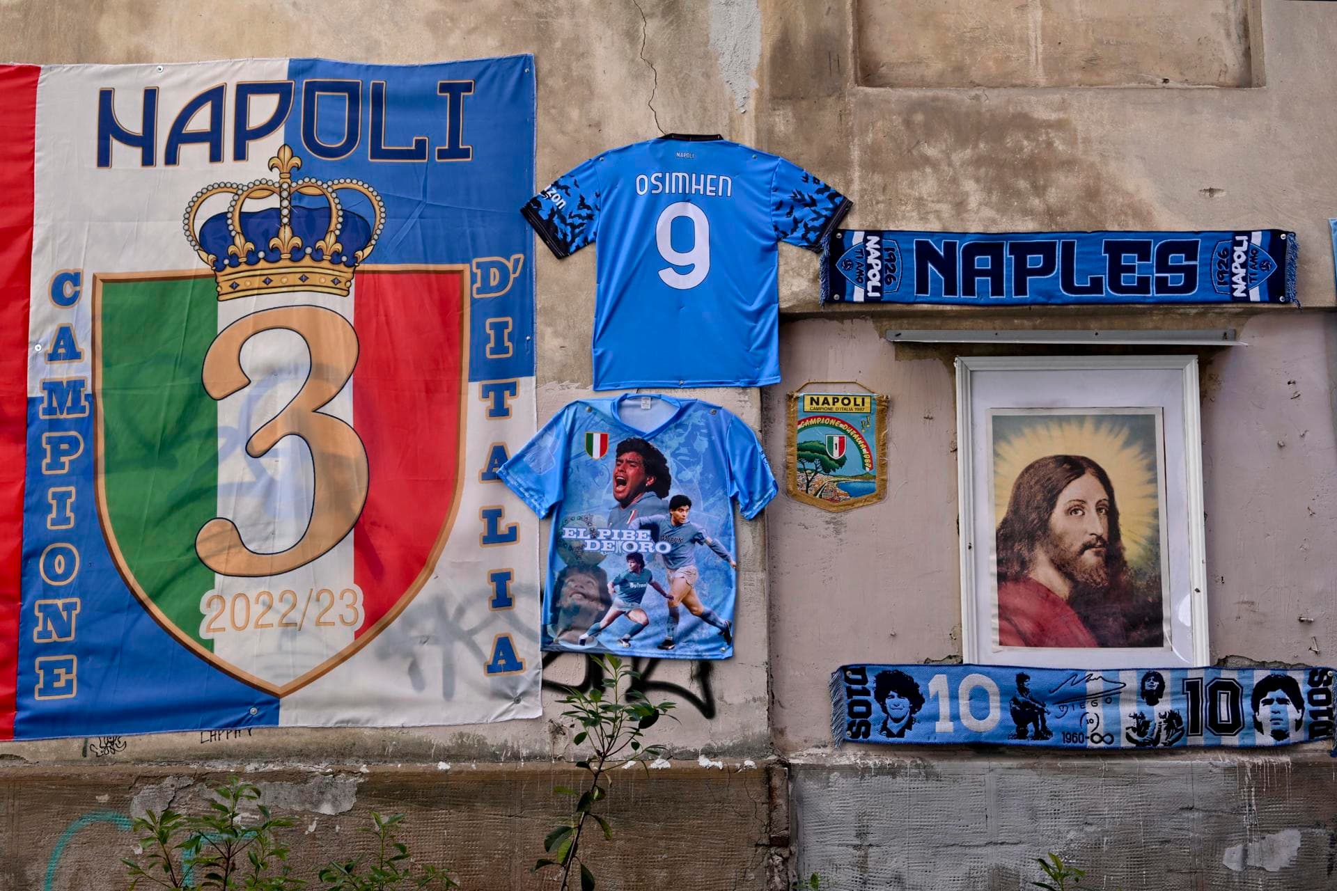 Ruas de Nápoles decoradas, à espera do titulo do Napoli