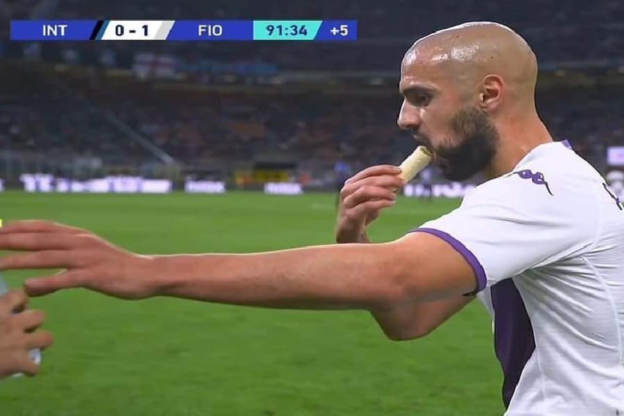 Amrabat, meia marroquino da Fiorentina, come banana ao fim de jejum do Ramadã