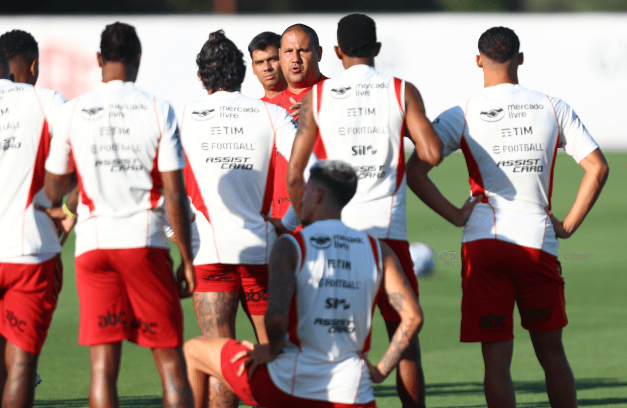 Mário Jorge durante o treino do Flamengo antes da estreia