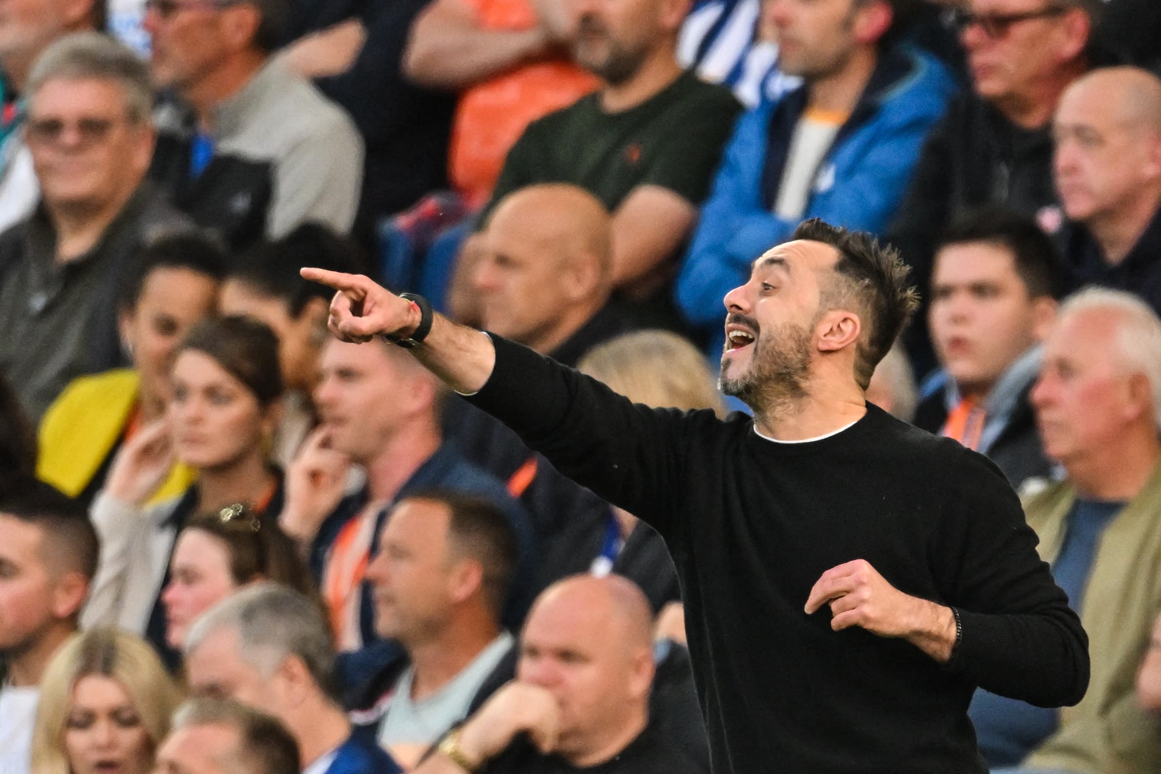 Roberto De Zerbi comanda o Brighton no jogo contra o Manchester City