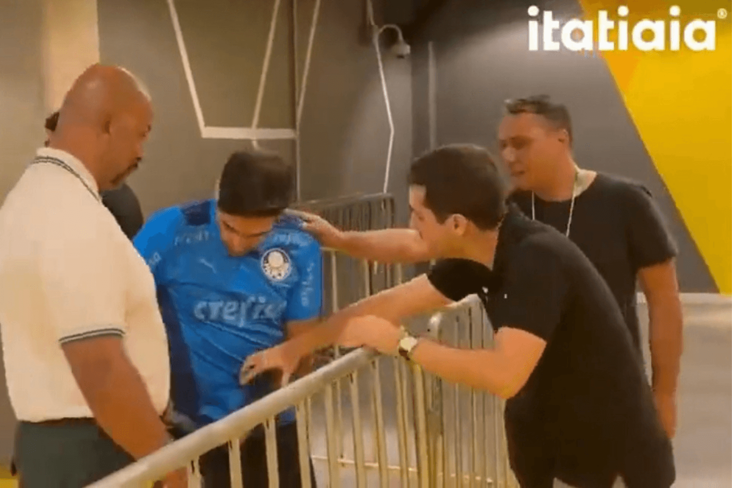 Abel Ferreira tomou celular de jornalista