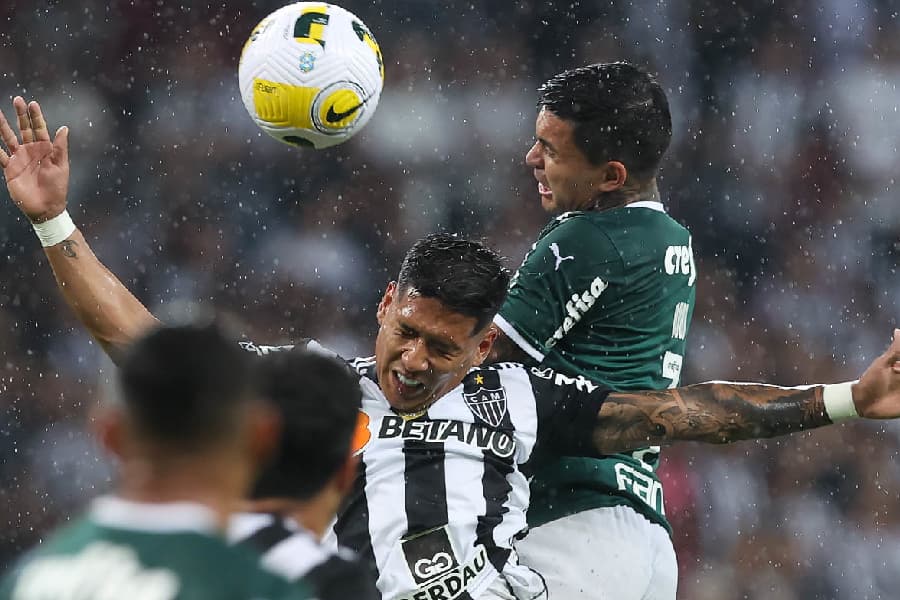 Dudu, do Palmeiras, e Zaracho, do Atlético-MG, em duelo no último ano