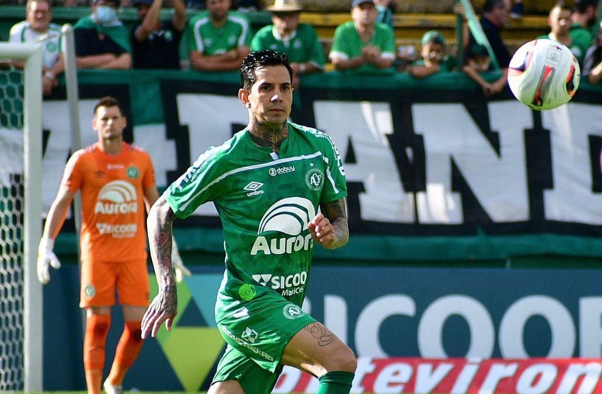 Victor Ramos, réu em escândalo de apostas, foi capitão da Chapecoense no último jogo