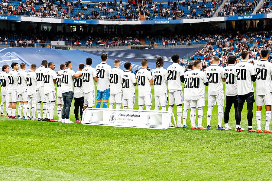 Jogadores do Real perfilados com a camisa de Vinicius Júnior