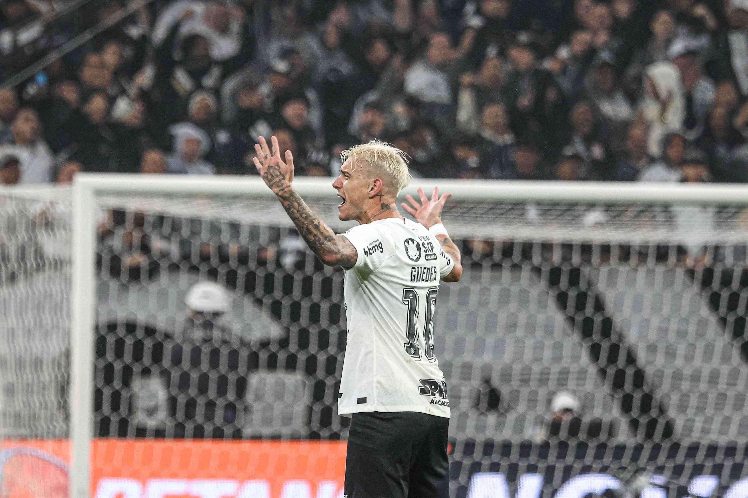 Roger Guedes comemora golaço pelo Corinthians diante do Atlético-MG