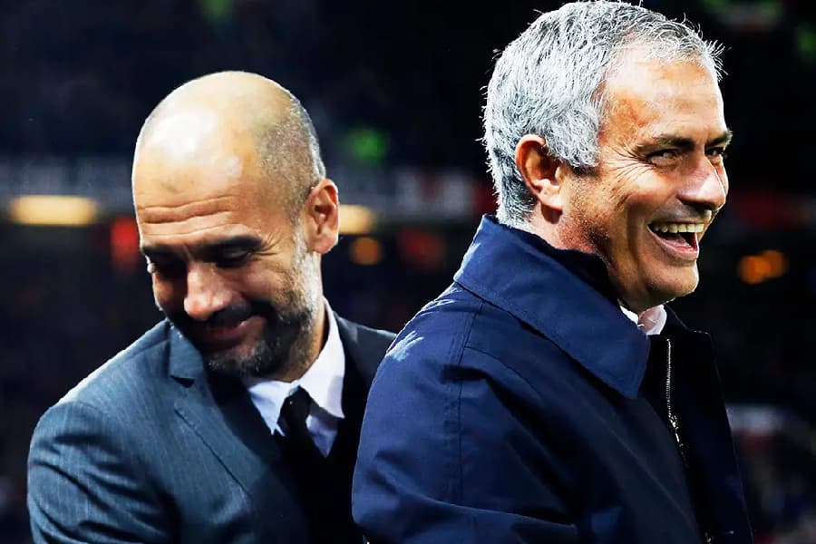Os técnicos Pep Guardiola e José Mourinho se cumprimentam antes da partida entre Manchester City e Manchester United, válida pela Copa da Liga Inglesa, realizada no estádio Old Trafford