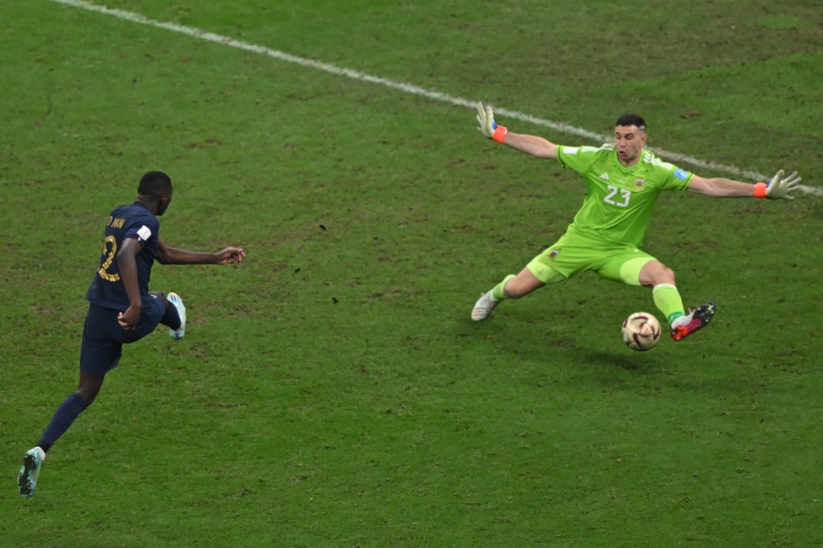 O lance em que Kolo Muani, da França, parou na defesa de Emiliano Martínez, na final da Copa do Catar 2022