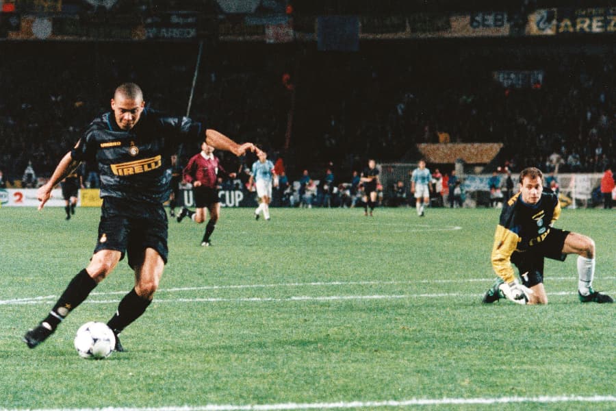 Ronaldo dribla Marchegiani e marca pela Inter contra a Lazio na final da Copa Uefa de 1998