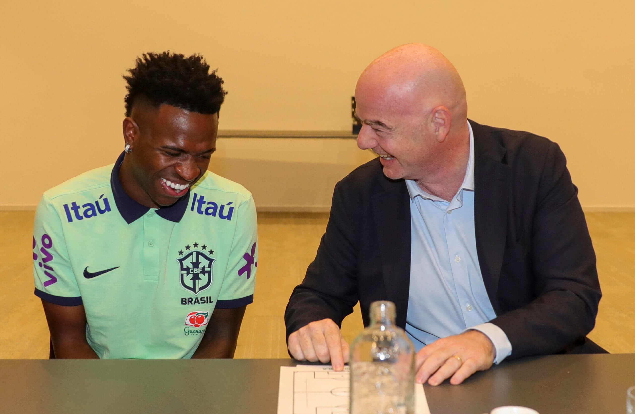 Vinicius Junior e Gianni Infantino na concentração da CBF