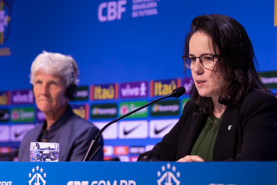 Pia Sundhage e Ana Lorena na convocação da seleção/ Thais Magalhães/CBF