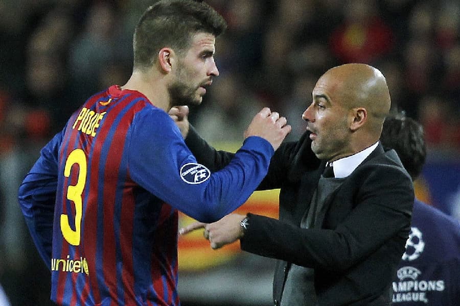 Piqué e Guardiola em jogo do Barcelona em 2011