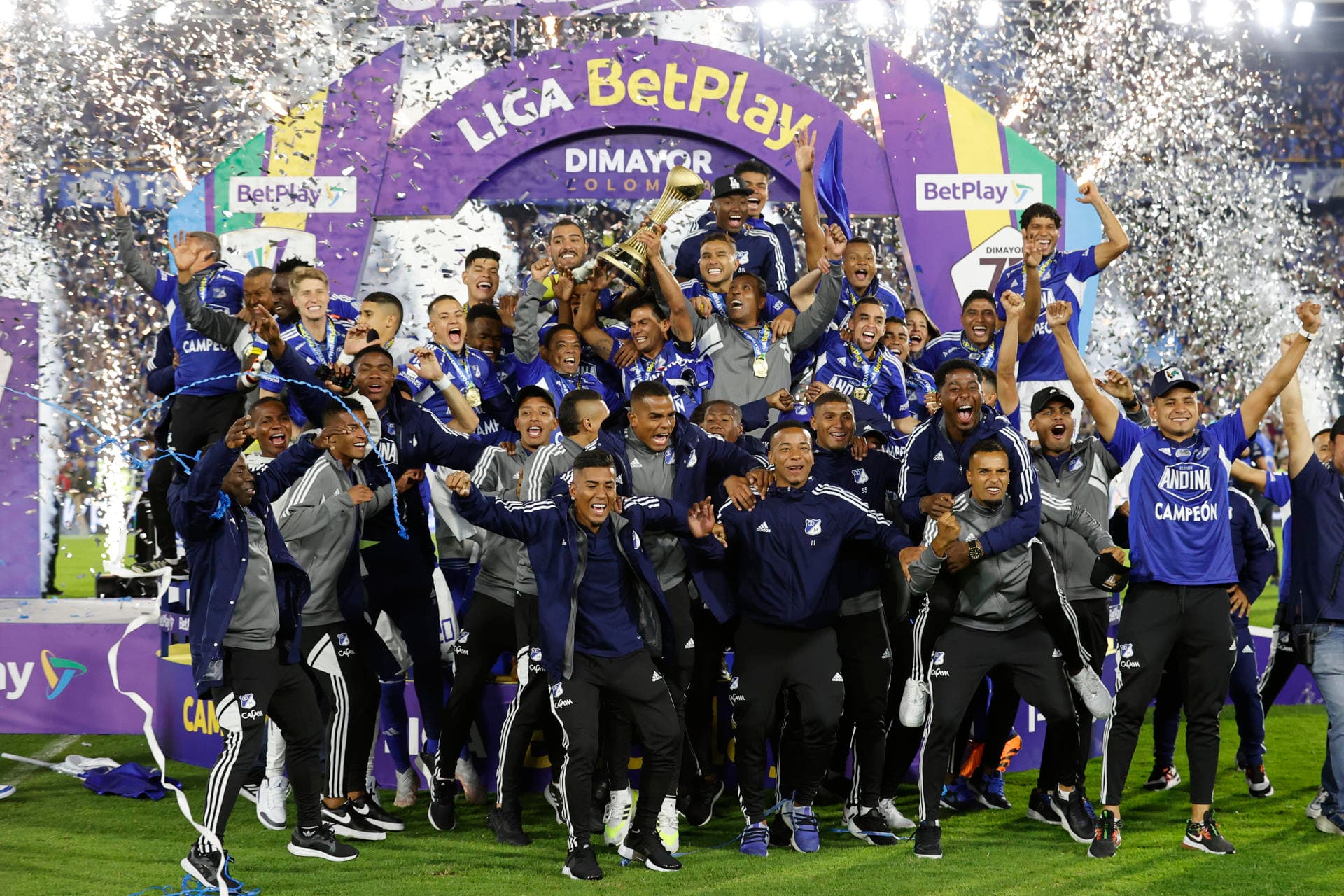 AMDEP4783. BOGOTÁ (COLOMBIA), 24/06/2023.- Jugadores de Millonarios celebran al ganar hoy, la final de la Primera División del fútbol profesional colombiano ante Atlético Nacional en el estadio El Campín en Bogotá (Colombia). EFE/ Mauricio Dueñas Castañeda