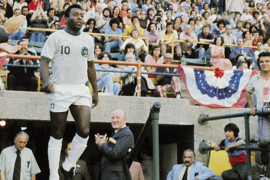 Pelé entrando em campo pelos Cosmos contra a seleção dos Estados Unidos