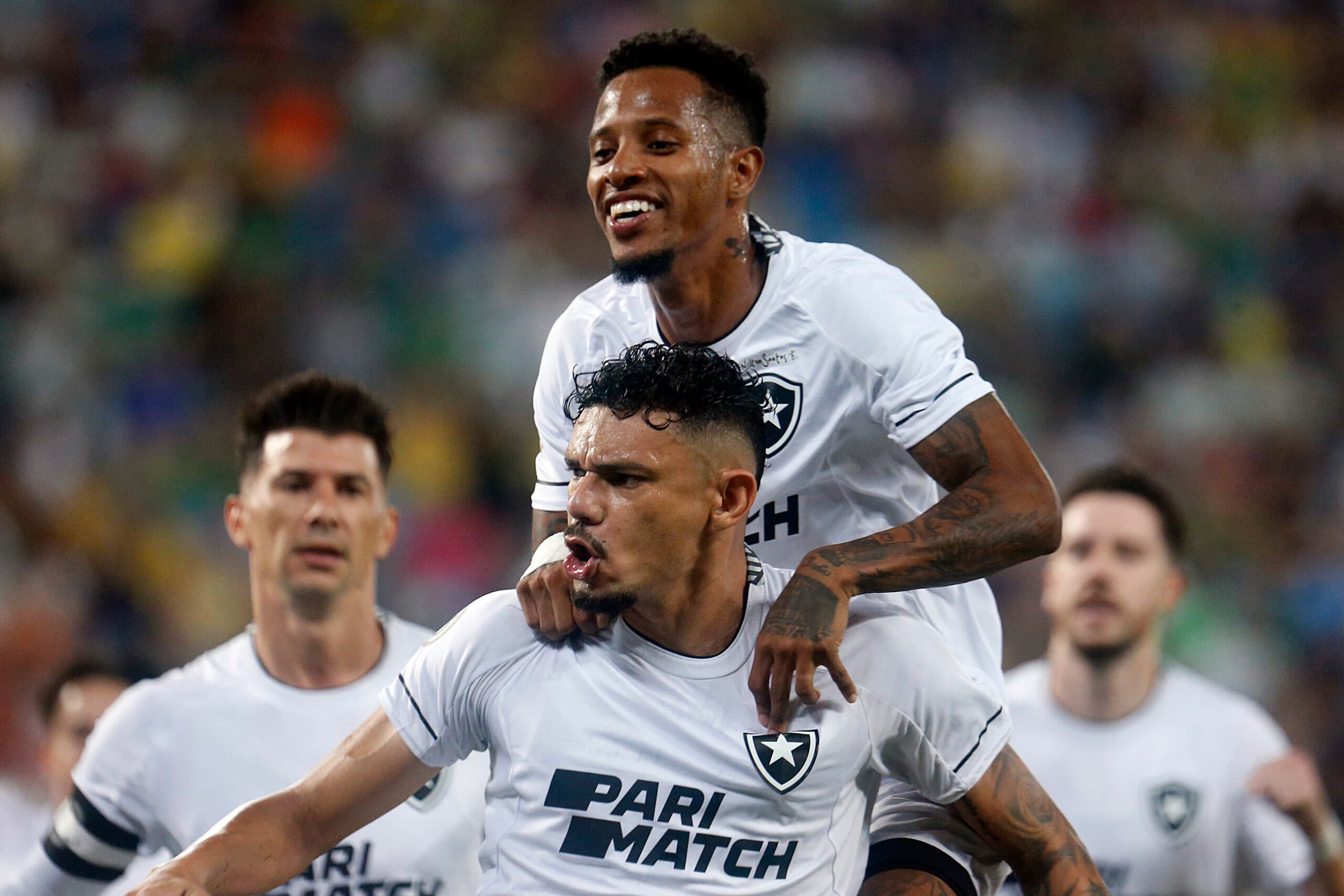 Tiquinho Soares e Tchê Tchê celebram triunfo do Botafogo / Divulgação