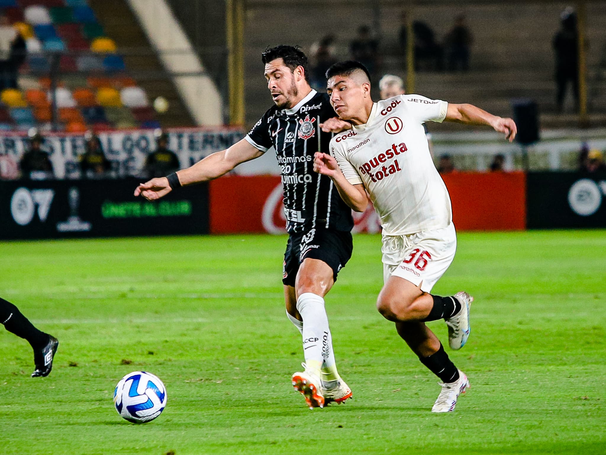 Giuliano tenta jogada em Universitario x Corinthians pela Copa Sul-Americana