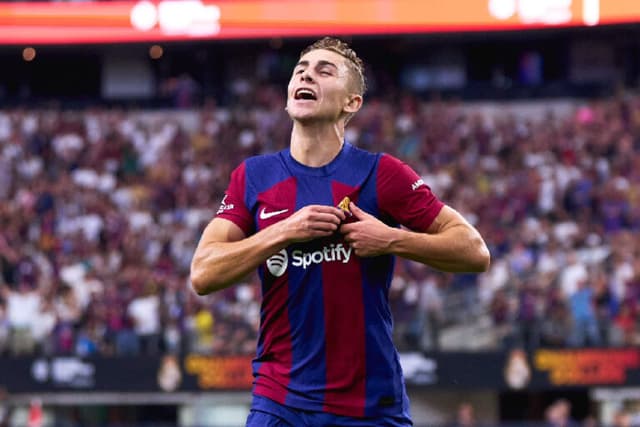 Jogadores do Barcelona participam de tradição catalã