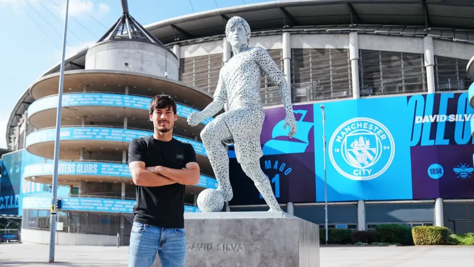 David Silva ao lado de sua estátua no Etihad Stadium – Manchester City/Divulgação