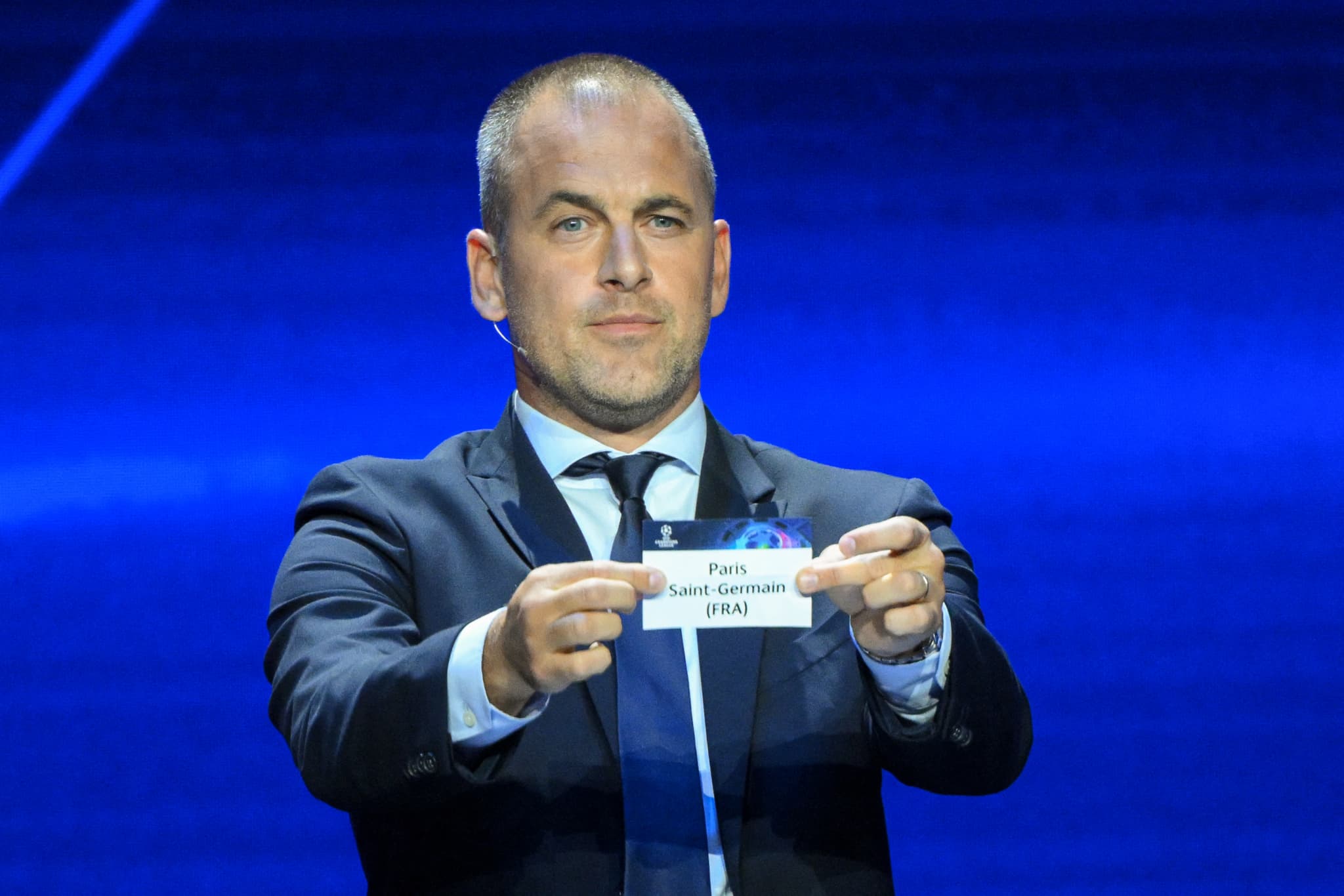 O ex-jogador inglês Joe Cole durante o sorteio dos grupos da Champions - NICOLAS TUCAT / AFP)
