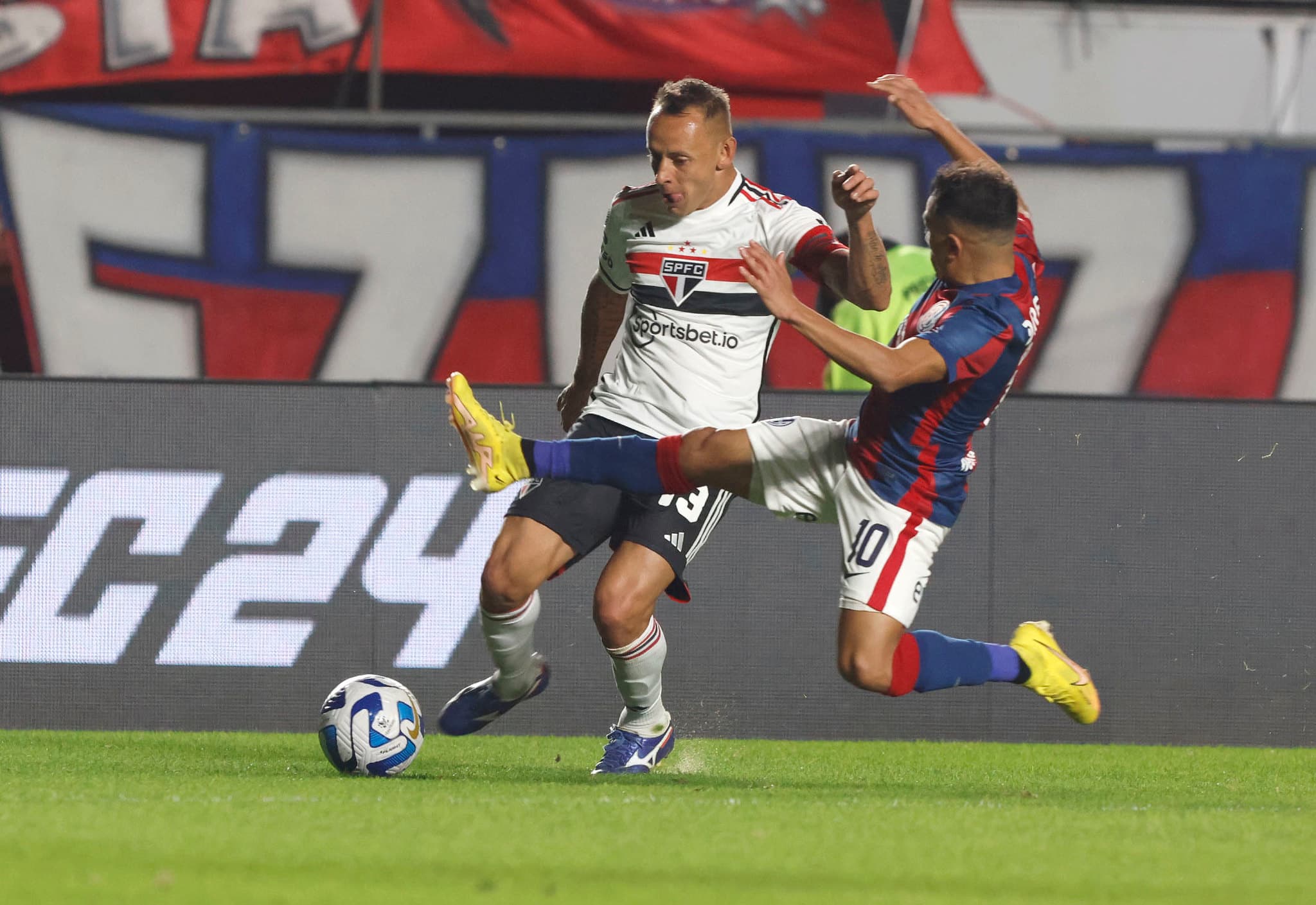 Rafinha em ação no duelo São Paulo x San Lorenzo - Crédito: Rubens Chiri/Saopaulofc.net