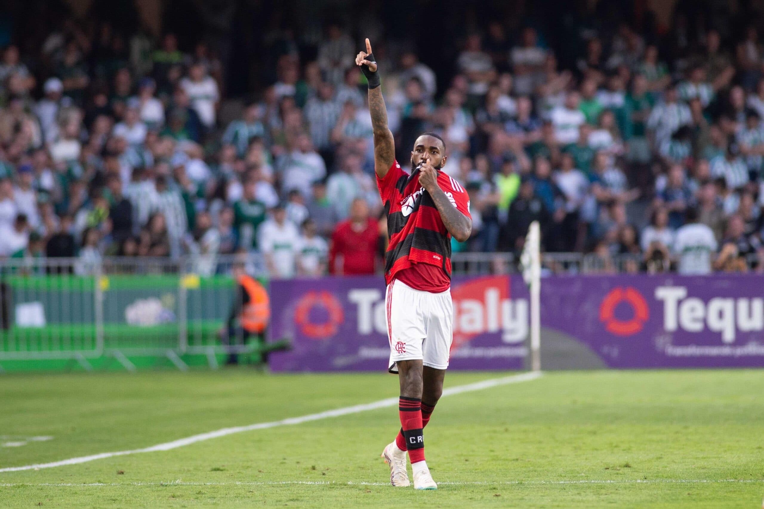Gerson marca golaço no fim e garante vitória suada para o Flamengo contra o Coritiba - Du Caneppele/Pera Photo Press