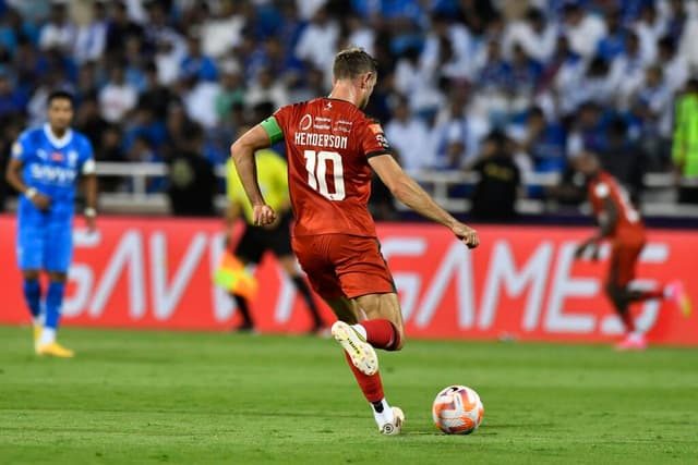 Henderson trocou a idolatria do Liverpool para ser 10 e capitão do Al-Etiffaq, na Arábia Saudita - EFE/EPA/STRINGER