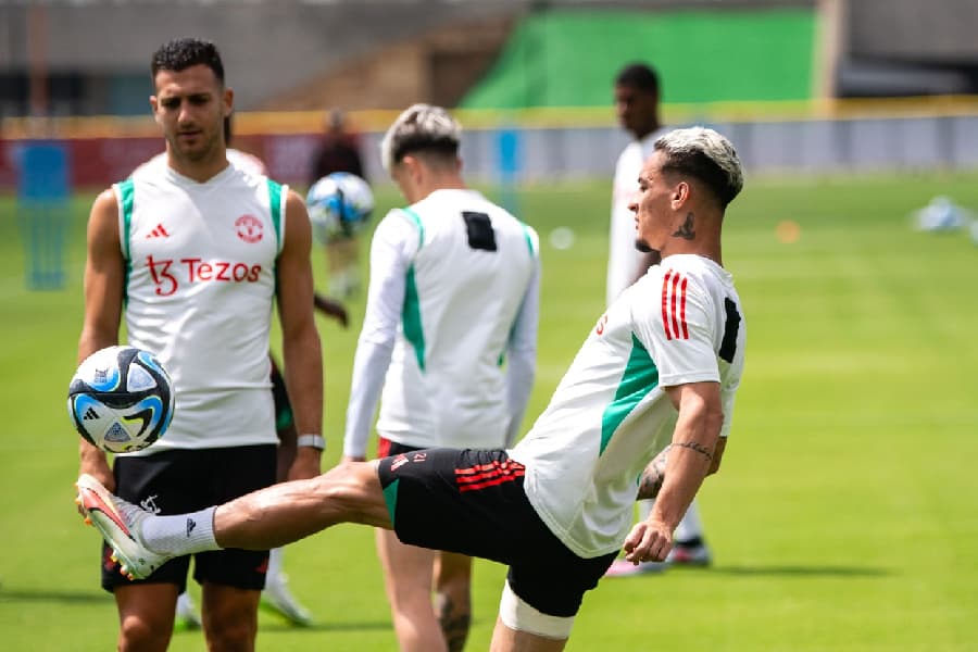 Antony voltou aos treinos no United - Manchester United/Divulgação